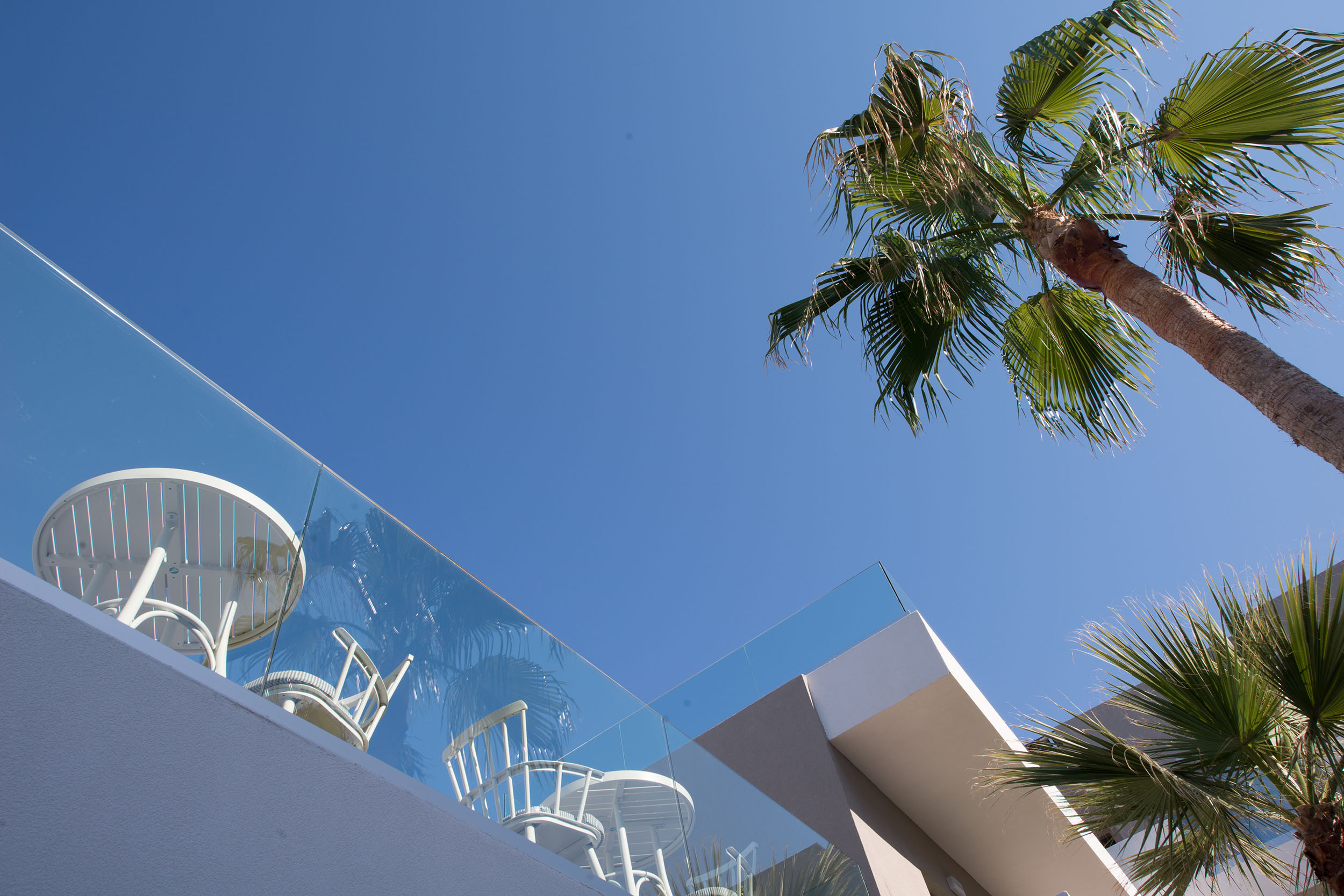 Φοίνικας καρέκλες και θέα τον ουρανό 