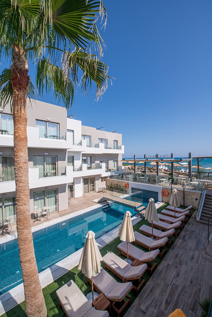 Ξαπλώστρες με πισίνα και με πρόσβαση στη θάλασσα στο ξενοδοχείο Cactus bay