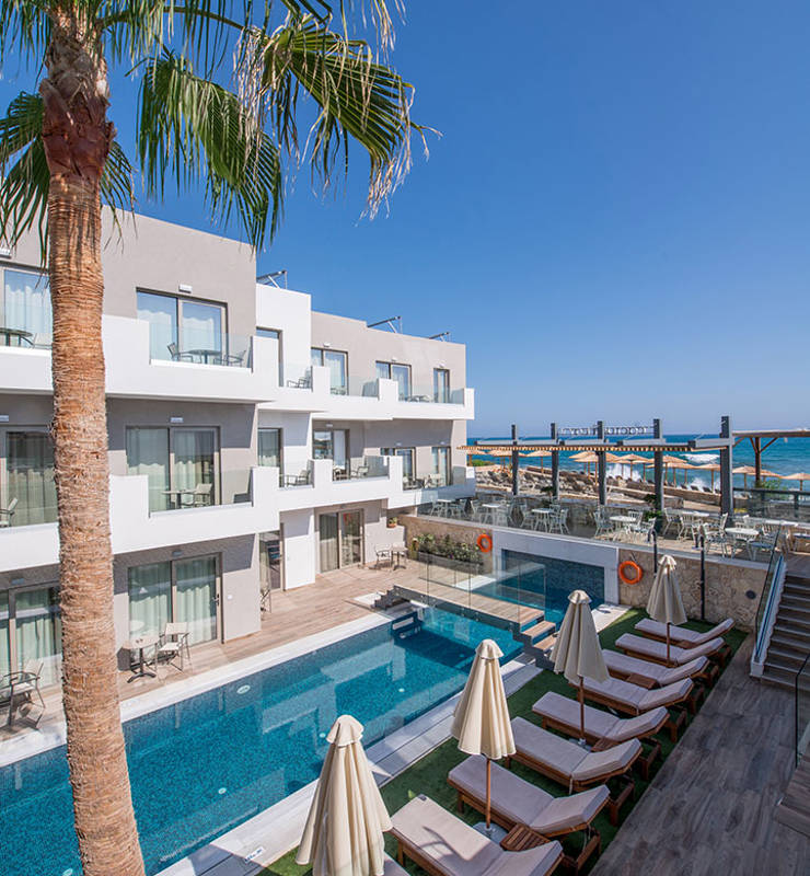 Deckchairs with pool and access to the sea at the Cactus bay hotel