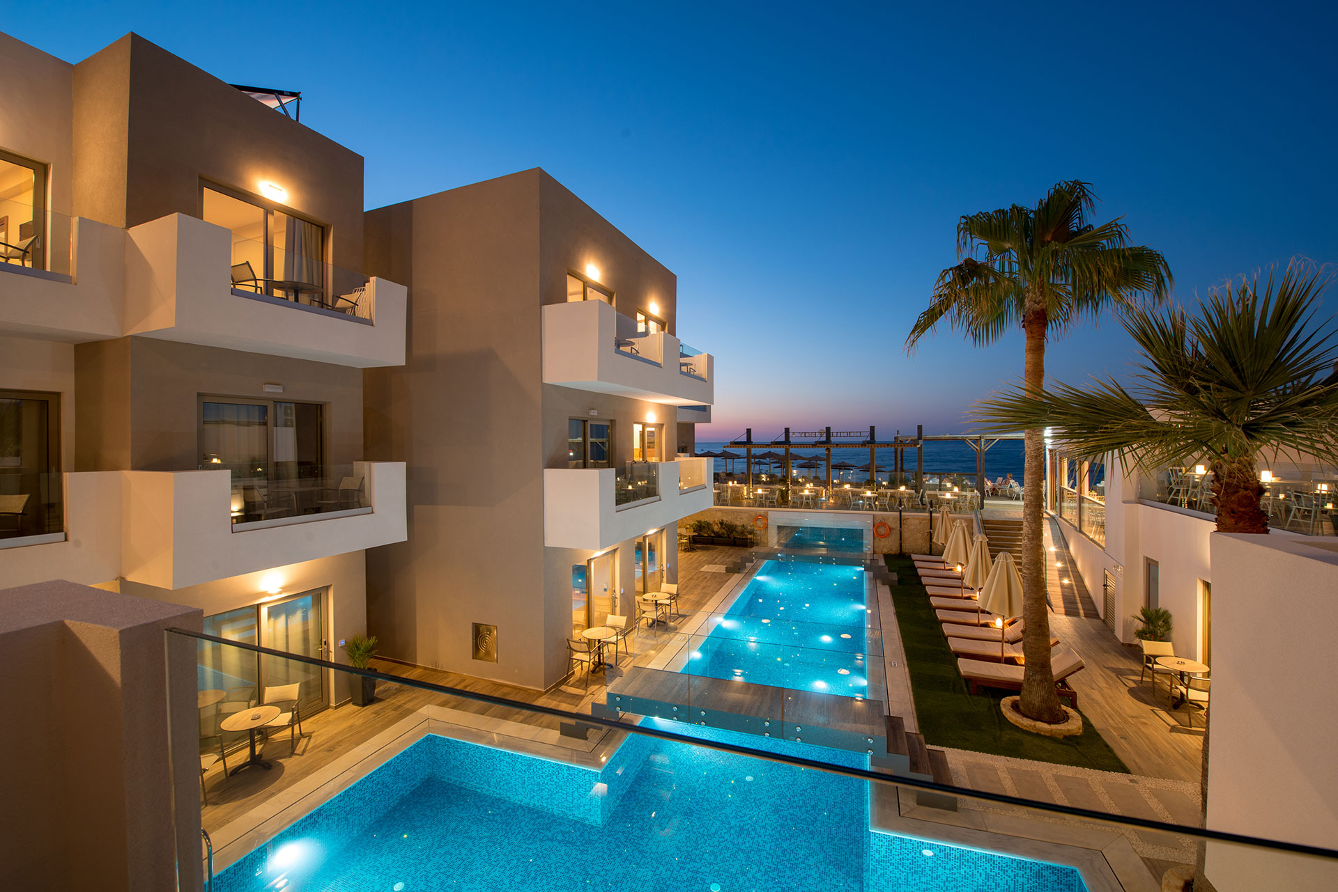 Μπαλκόνι δωματίου με θέα τον βραδυνό ουρανό και πισίνα στο ξενοδοχείο Cactus Bay