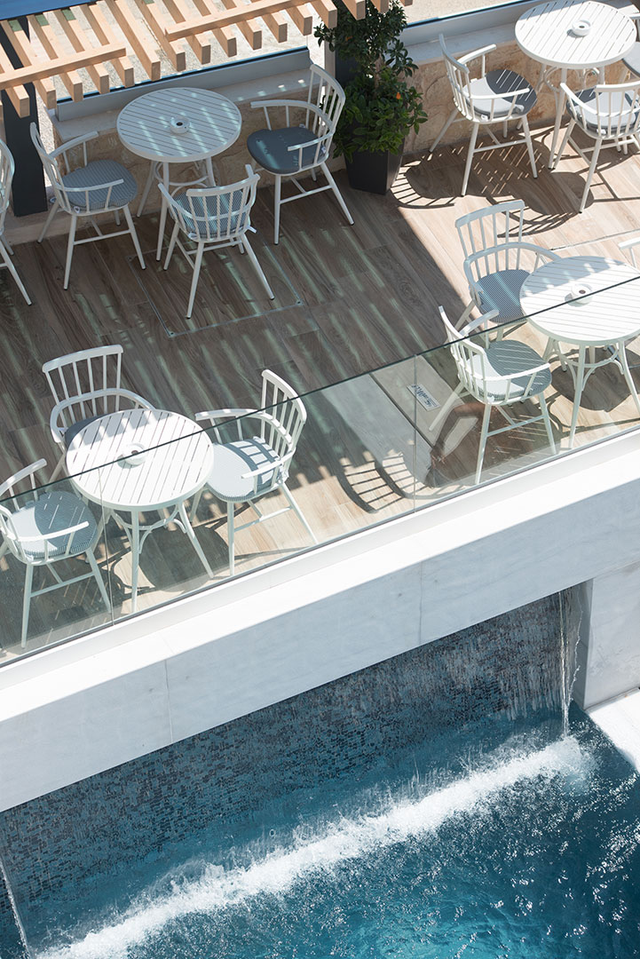 Ανοιχτή καφετέρια με θέα την πισίνα στο ξενοδοχείο Cactus Bay